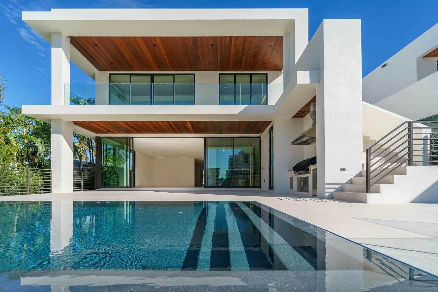 Moradia nova com piscina e linhas contemporâneas