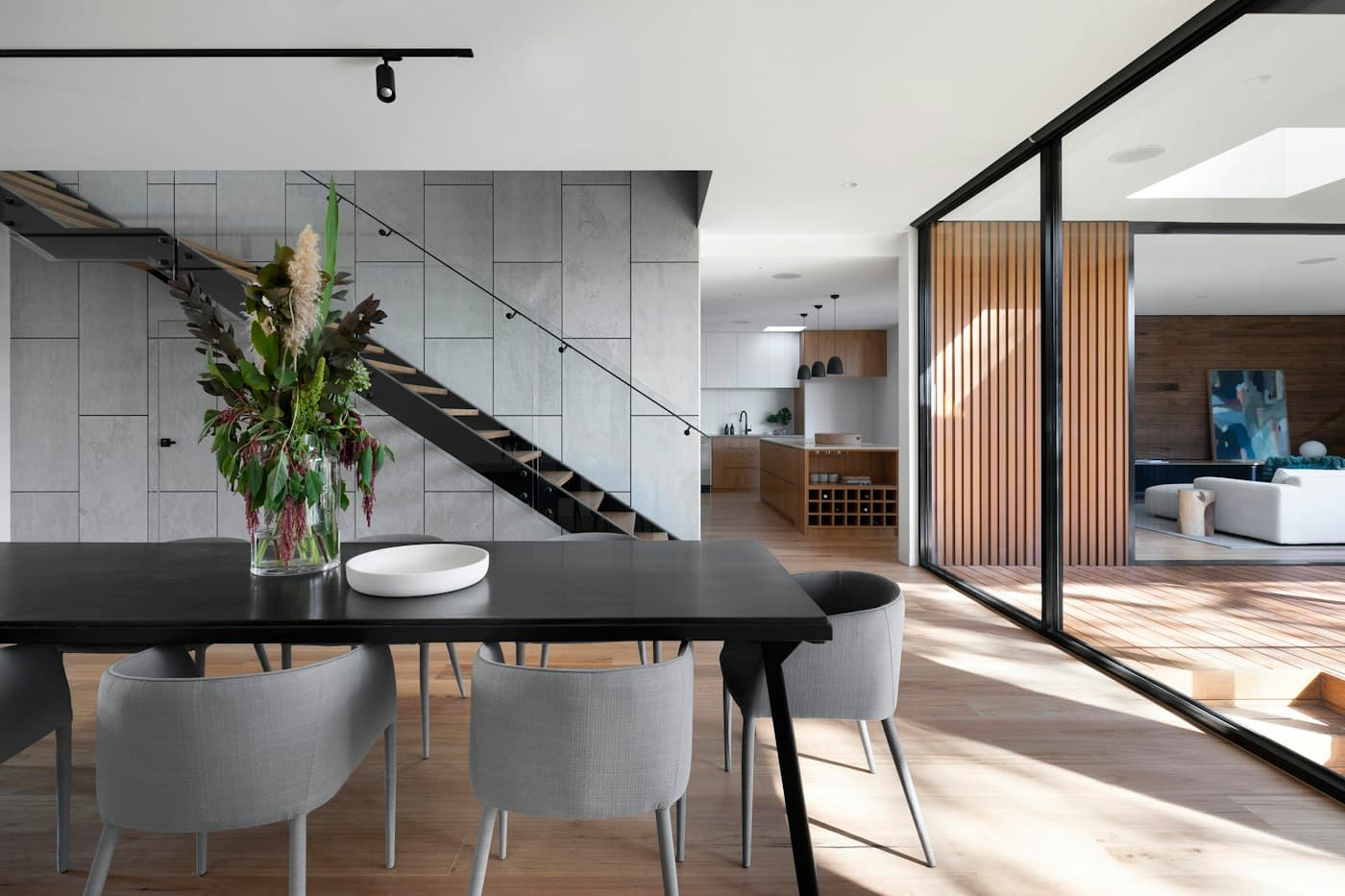 Sala de jantar em espaço aberto, com escada e pedra, depois de uma reforma